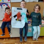 Dzieci prezentują pracę plastyczną 1