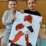 Dzieci prezentują pracę plastyczną