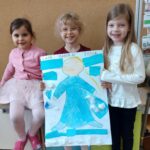 Dzieci prezentują pracę plastyczną 2