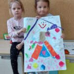 Dzieci prezentują pracę plastyczną 3