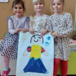 Dzieci prezentują pracę plastyczną 4