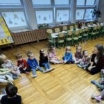 Dzieci słuchają zasad bezpieczeństwa przed rozpoczęciem warsztatów