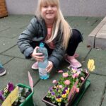 Dziecko podlewa kwiaty