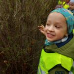 Dziecko pokazuje młode listki