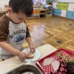 Dziecko samodzielnie komponuje kanapkę.