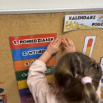 Dziewczynka zaznacza dzień tygodnia