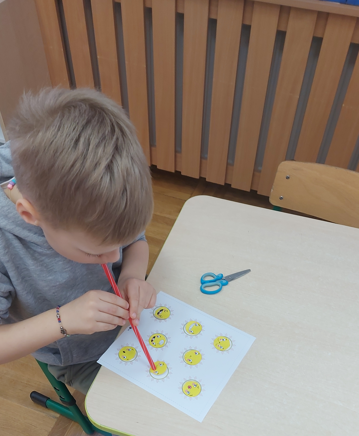 Przenoszenie elementu za pomocą słomki