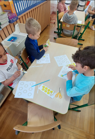 Przenoszenie elementu za pomocą słomki