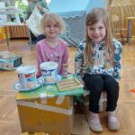 Dzieci wybierają materiały z recyklingu