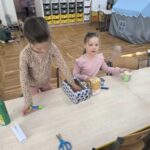 Dzieci robią zabawki