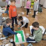 Dzieci wybierają materiały z recyclingu1