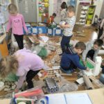 Dzieci wybierają materiały z recyklingu