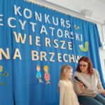 Dziecko recytuje wiersz